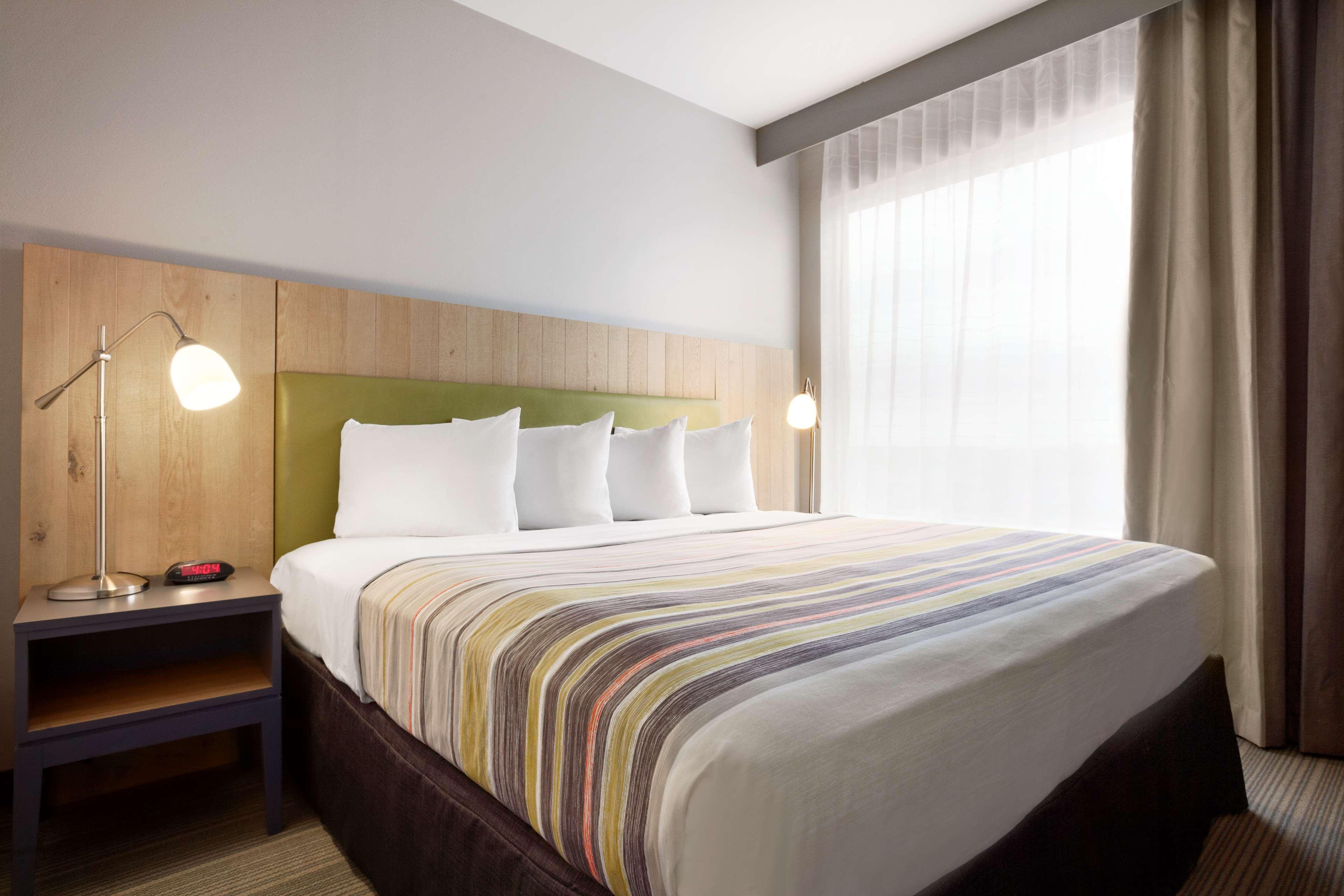 Country & By Radisson, North, Ca 3*