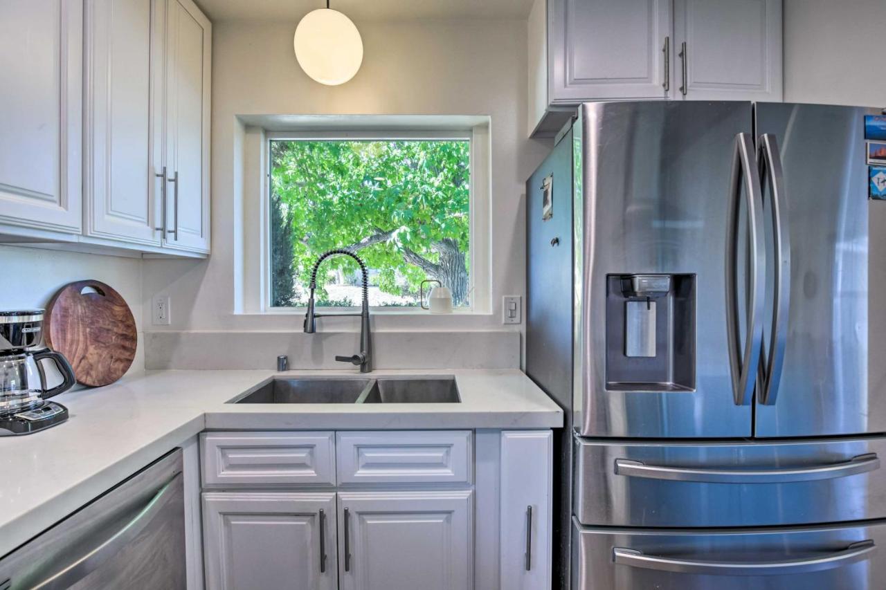 Holiday home Gem With Private Hot Tub, Close To Dtwn!