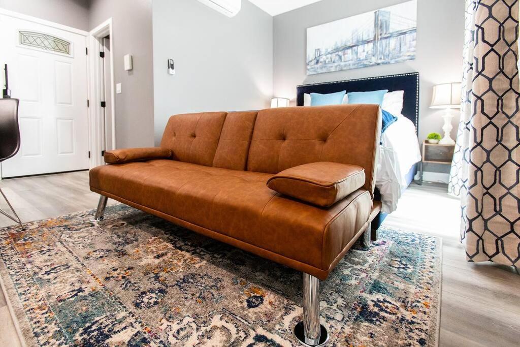 Professionals-restaurants-fastwifi-a C-desk- Pets Apartment