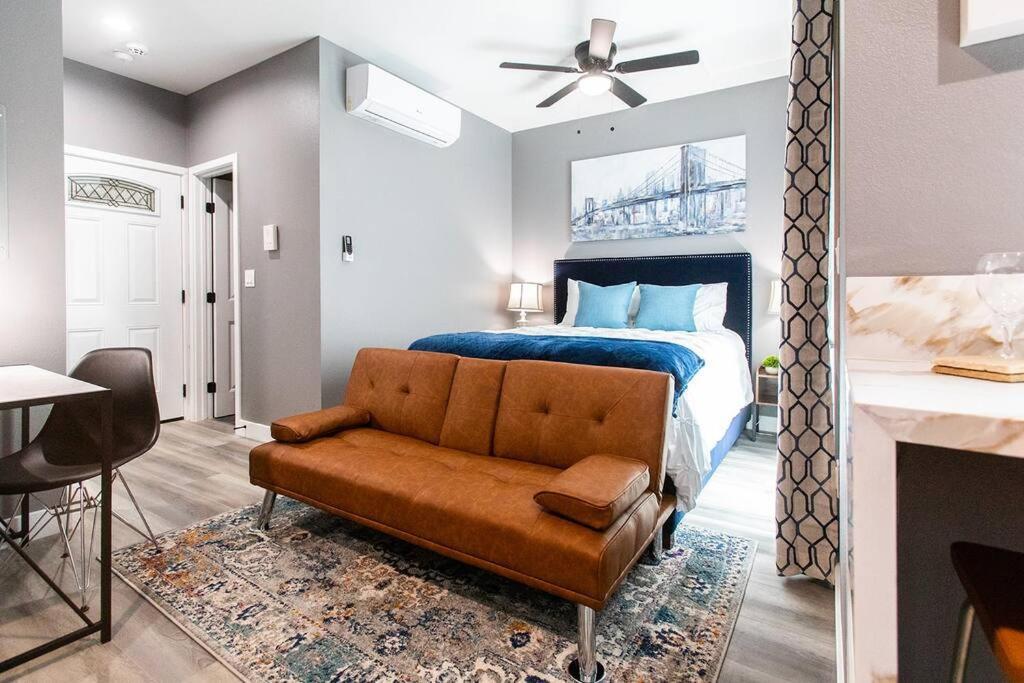 Professionals-restaurants-fastwifi-a C-desk- Pets Apartment San Diego
