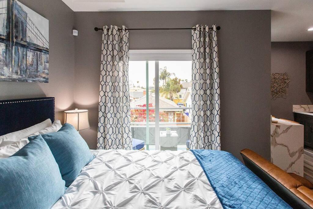 Apartment Professionals-restaurants-fastwifi-a C-desk- Pets *