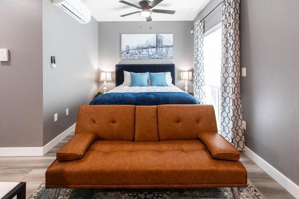 Professionals-restaurants-fastwifi-a C-desk- Pets Apartment San Diego