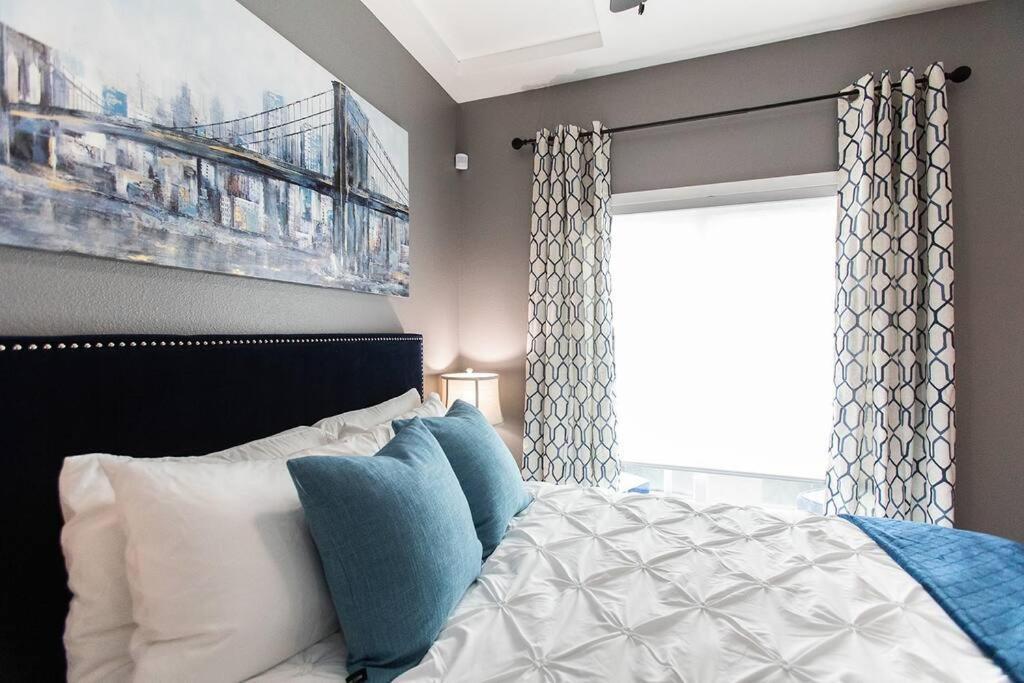 Apartment Professionals-restaurants-fastwifi-a C-desk- Pets *
