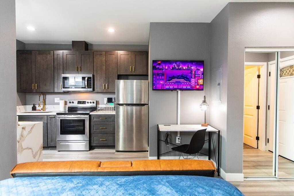 Professionals-restaurants-fastwifi-a C-desk- Pets Apartment San Diego