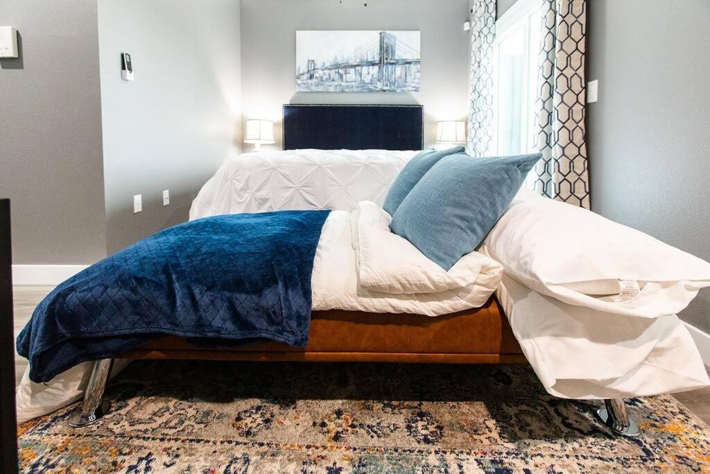 Professionals-restaurants-fastwifi-a C-desk- Pets Apartment San Diego