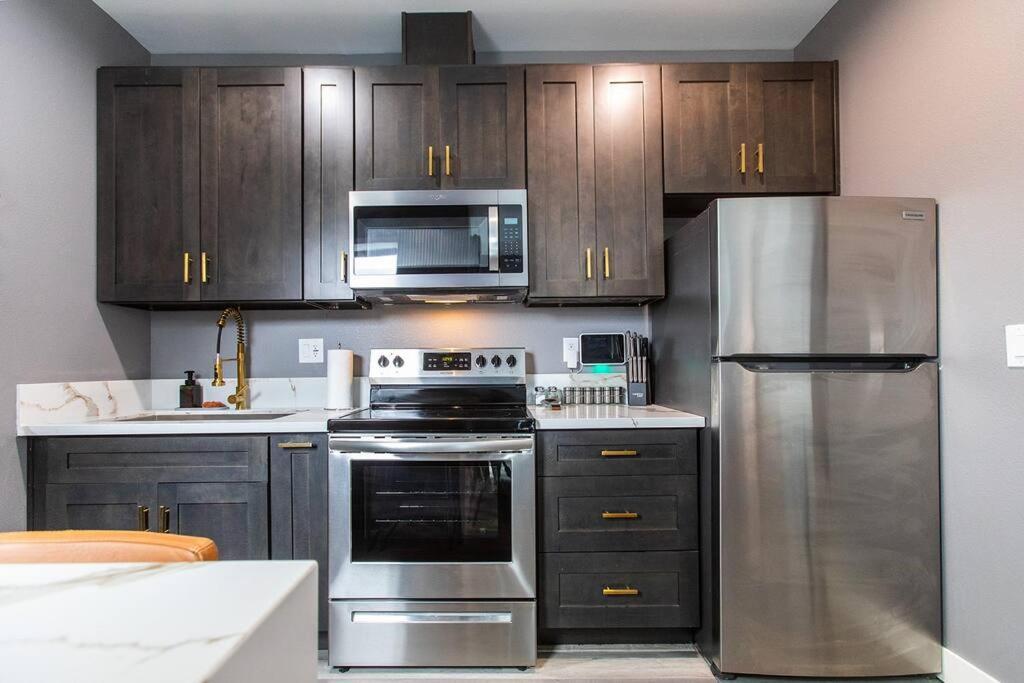 Apartment Professionals-restaurants-fastwifi-a C-desk- Pets *