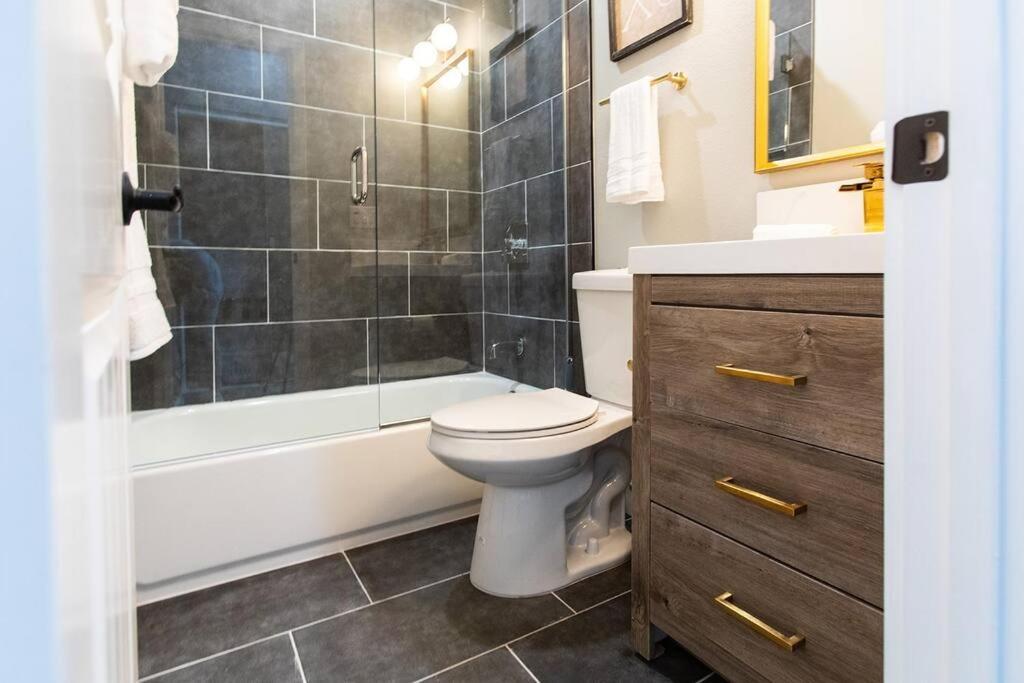 Professionals-restaurants-fastwifi-a C-desk- Pets Apartment San Diego