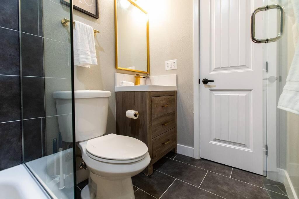 Apartment Professionals-restaurants-fastwifi-a C-desk- Pets San Diego