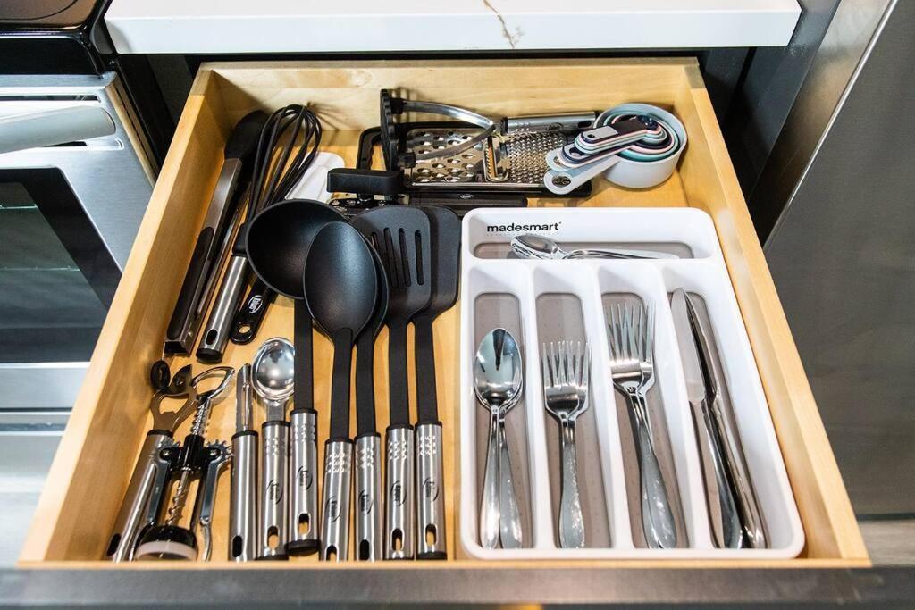 Professionals-restaurants-fastwifi-a C-desk- Pets * San Diego
