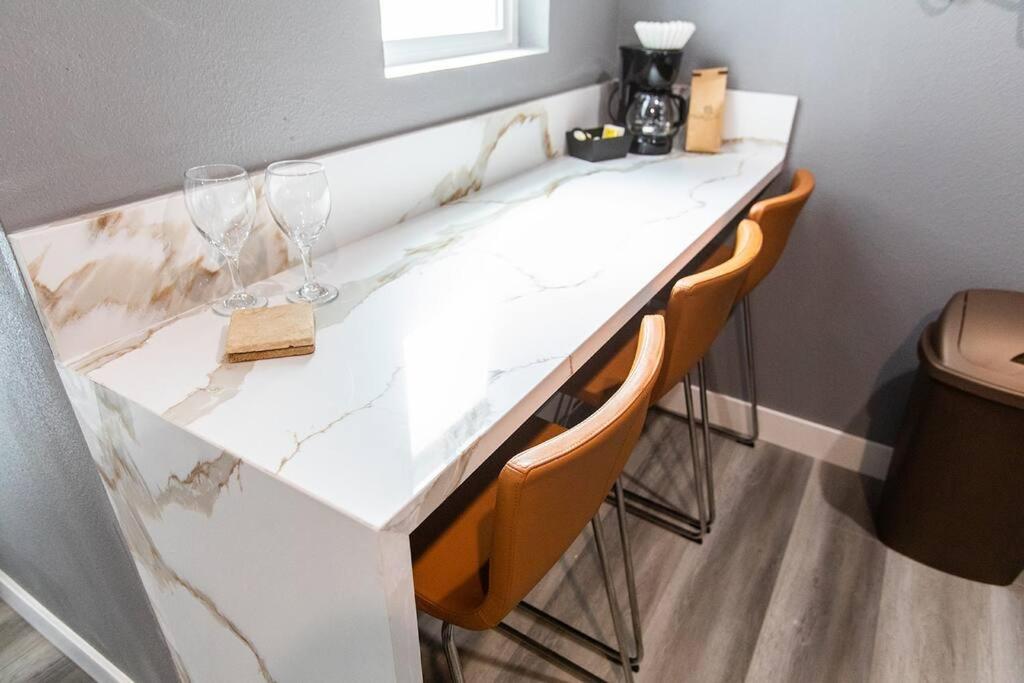Apartment Professionals-restaurants-fastwifi-a C-desk- Pets