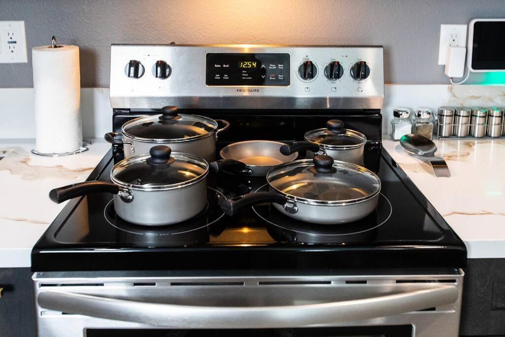 Apartment Professionals-restaurants-fastwifi-a C-desk- Pets