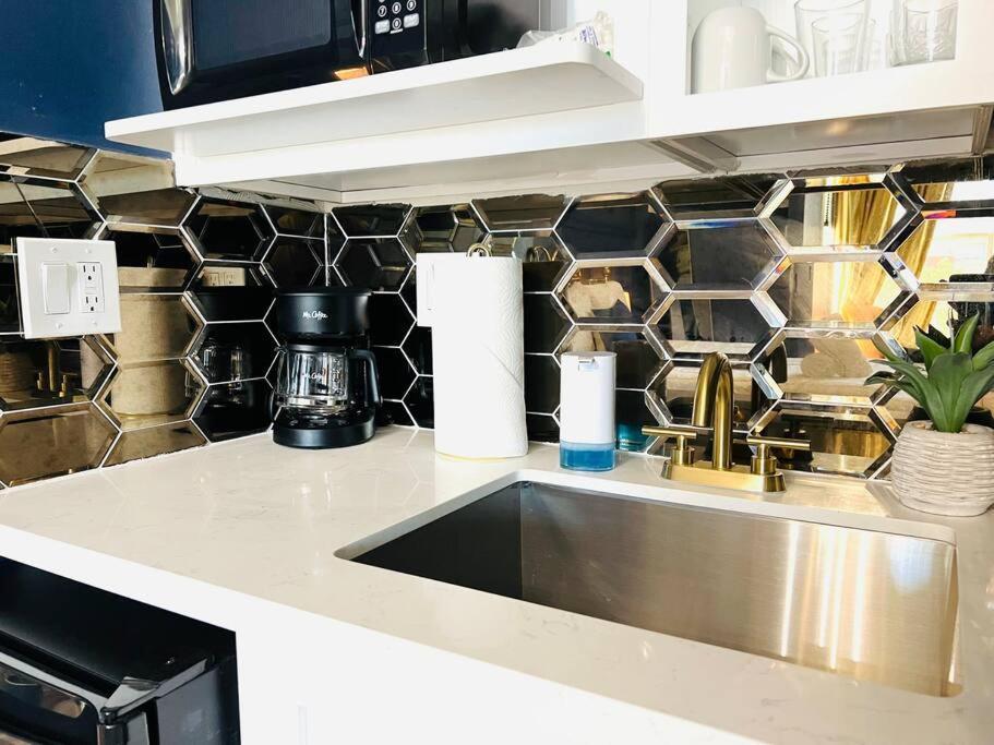 Modern Design Studio For Two Gaslamp District! Located In The Heart Of Downtown San Diego! Apartment *