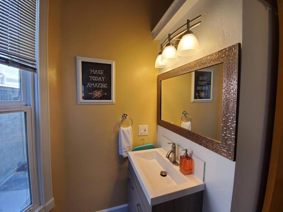 Centrally Located Studio And Cozy Place Perfect For Travelers And Couples! Located In Downtown! Perfect For Your Quick Getaway! Apartment