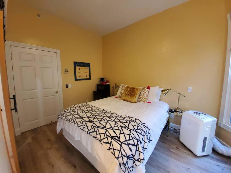 Centrally Located Studio And Cozy Place Perfect For Travelers And Couples! Located In Downtown! Perfect For Your Quick Getaway! Apartment *