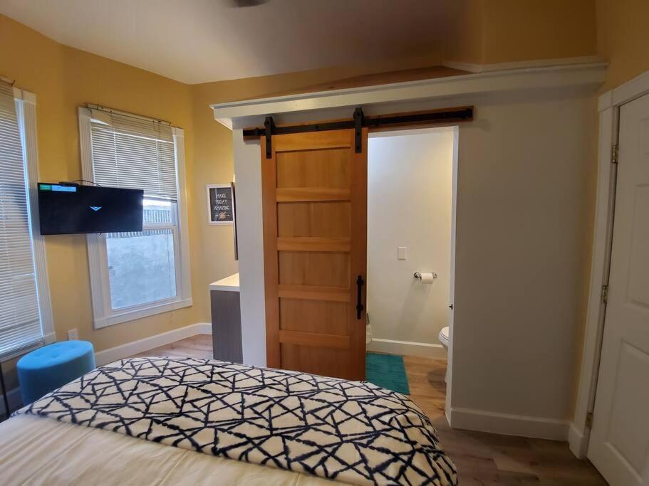 Apartment Centrally Located Studio And Cozy Place Perfect For Travelers And Couples! Located In Downtown! Perfect For Your Quick Getaway!