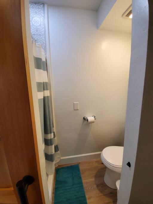 Apartment Centrally Located Studio And Cozy Place Perfect For Travelers And Couples! Located In Downtown! Perfect For Your Quick Getaway! *