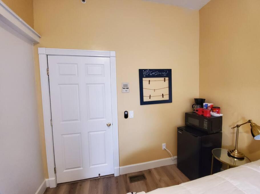 Centrally Located Studio And Cozy Place Perfect For Travelers And Couples! Located In Downtown! Perfect For Your Quick Getaway!