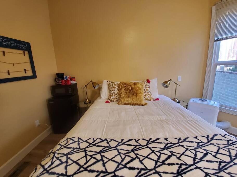 Apartment Centrally Located Studio And Cozy Place Perfect For Travelers And Couples! Located In Downtown! Perfect For Your Quick Getaway!