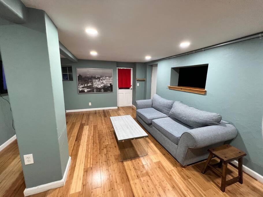 Lower Duplex, Huge Yard, Fenced Holiday home