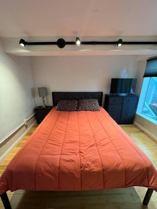 Holiday home Lower Duplex, Huge Yard, Fenced *