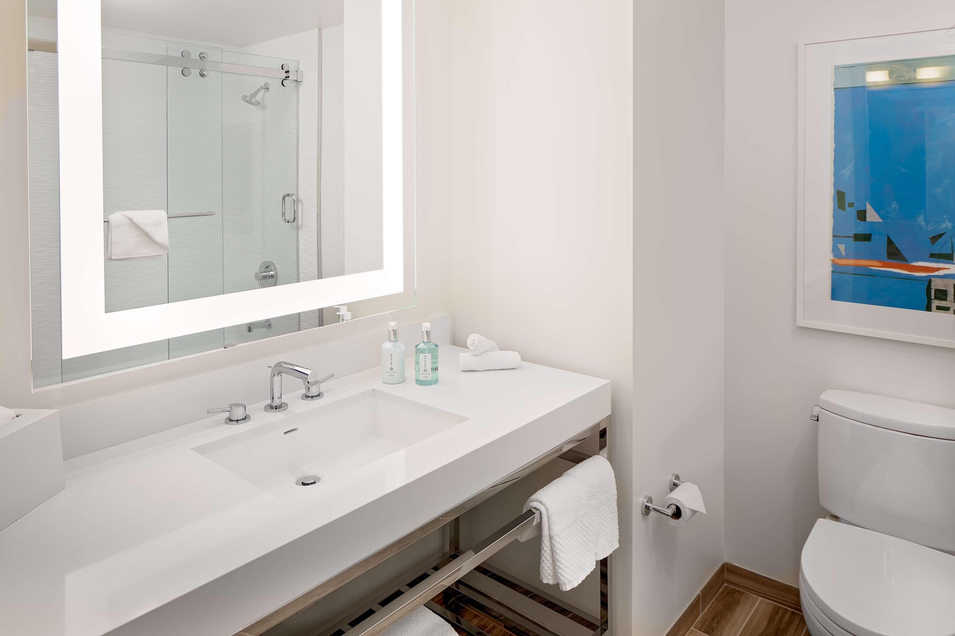 Embassy By Hilton Bay Downtown Hotel 3*