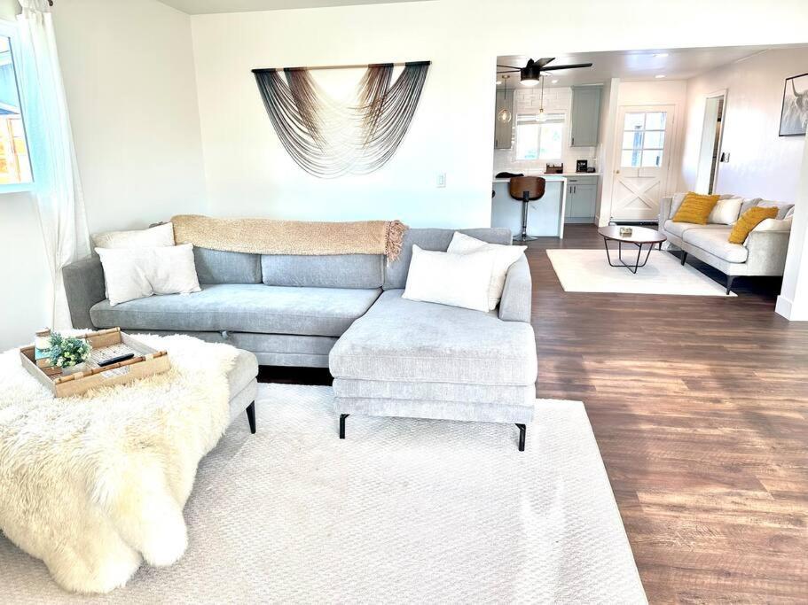 Modern With View And Large Private Backyard *