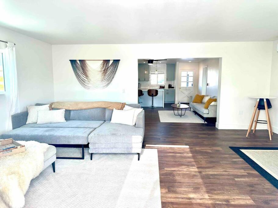 Modern With View And Large Private Backyard *