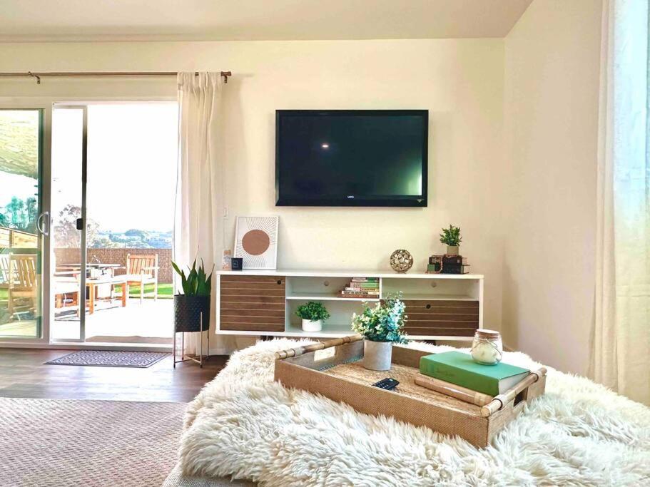 Modern With View And Large Private Backyard Holiday home *
