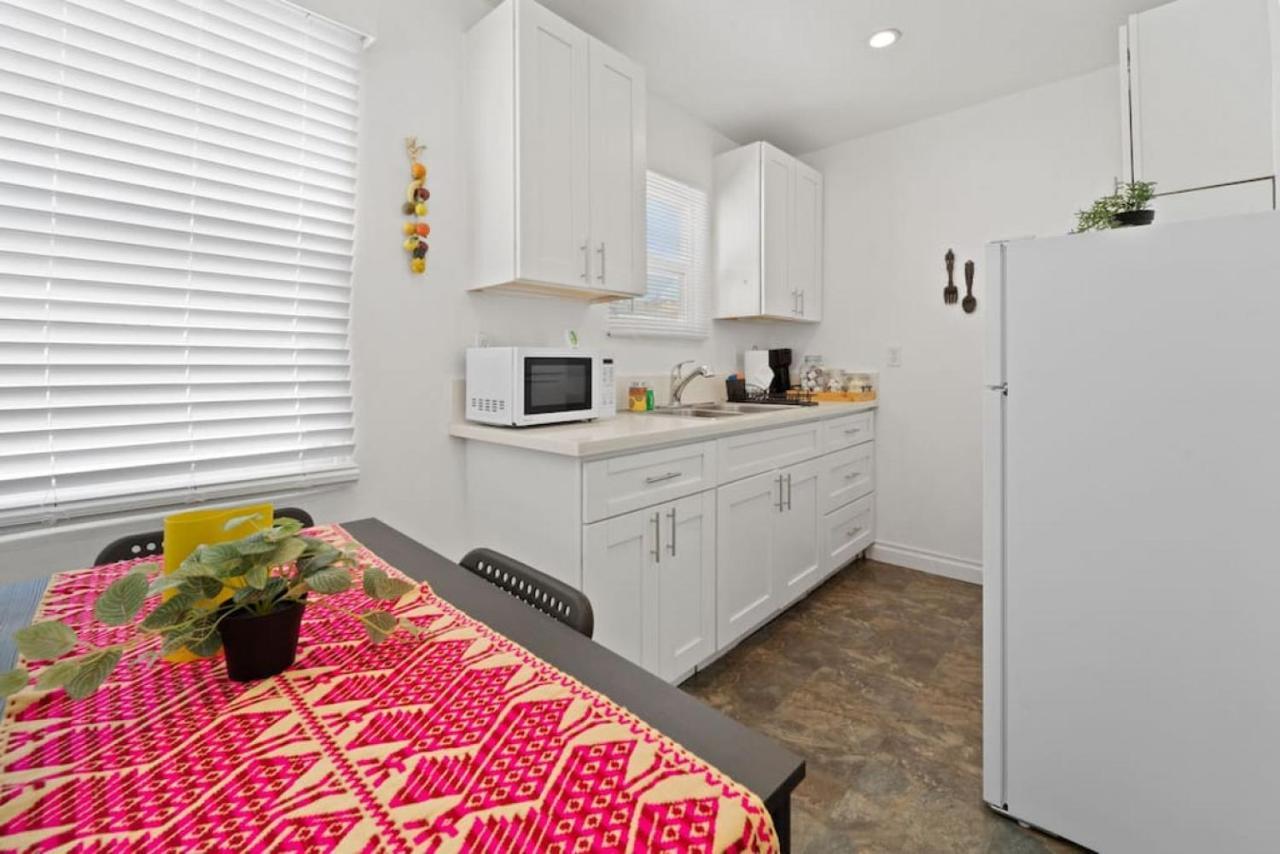 Apartment Sunny On 43rd By Rather Be