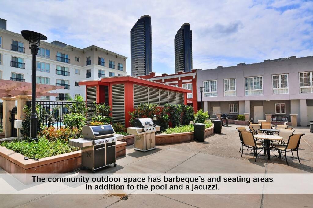 28 Night Minimum In The Gaslamp Quarter By Petco Park, Pool, Jacuzzi, Dogs Ok Apartment San Diego