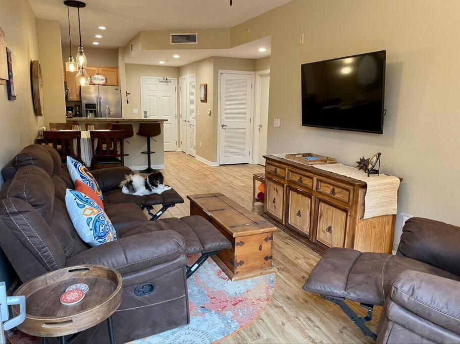 28 Night Minimum In The Gaslamp Quarter By Petco Park, Pool, Jacuzzi, Dogs Ok Apartment San Diego