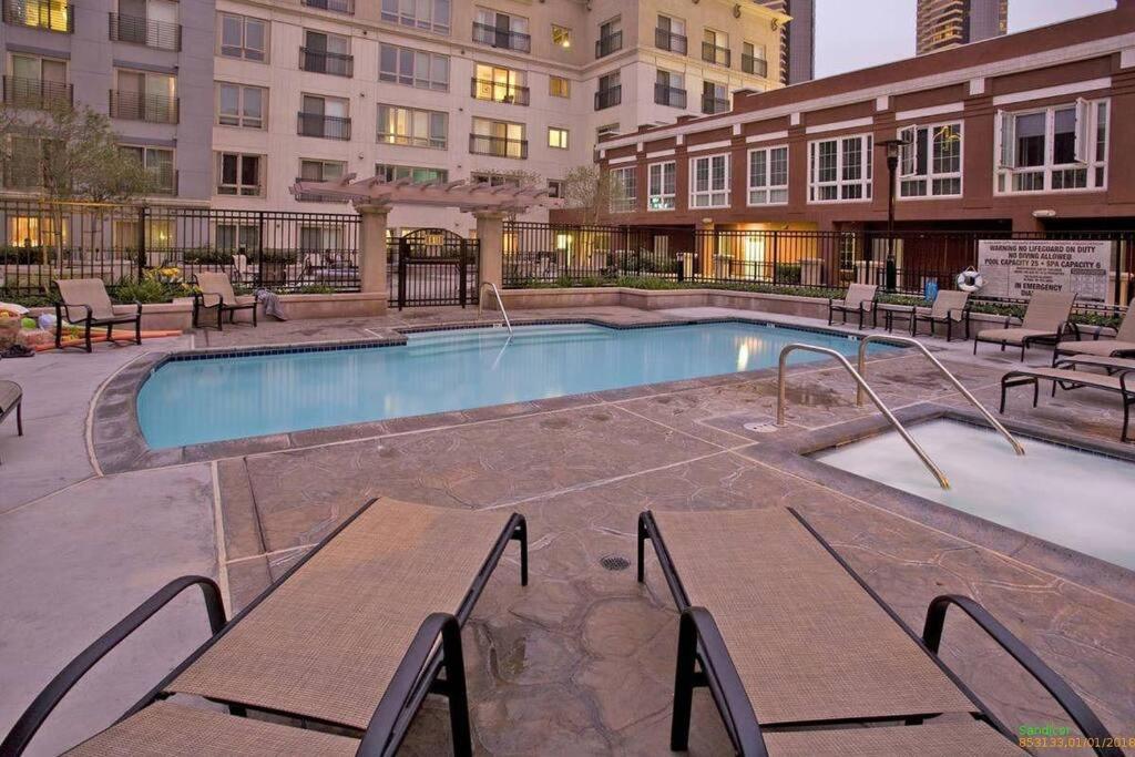 28 Night Minimum In The Gaslamp Quarter By Petco Park, Pool, Jacuzzi, Dogs Ok * San Diego