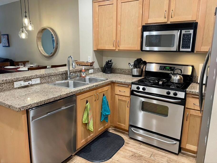 28 Night Minimum In The Gaslamp Quarter By Petco Park, Pool, Jacuzzi, Dogs Ok Apartment *