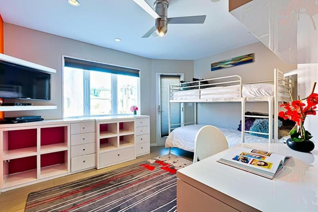 Crown Jewel In Mission At Ocean Front Walk *