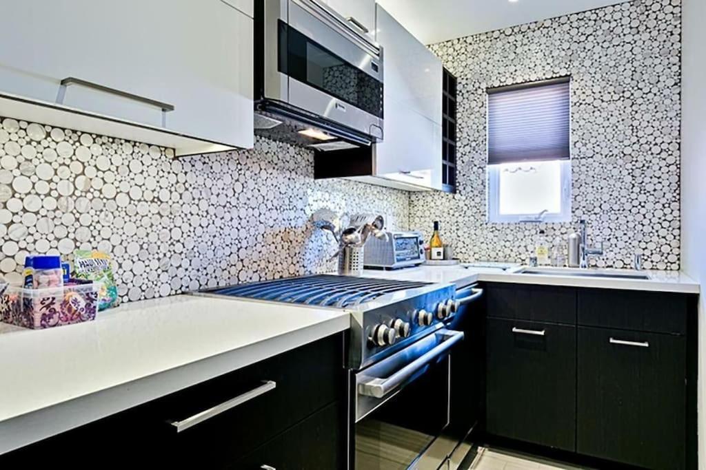 Crown Jewel In Mission At Ocean Front Walk