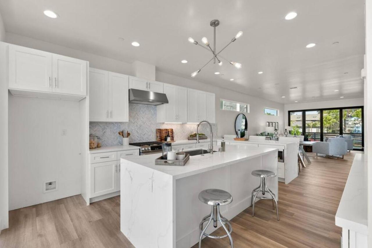 Modern, Spacious, W Rooftop View
