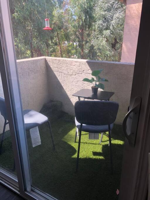 Apartment Entire Modern 2-bedroom With 3 Queen Bed, Free Parking, Pool *