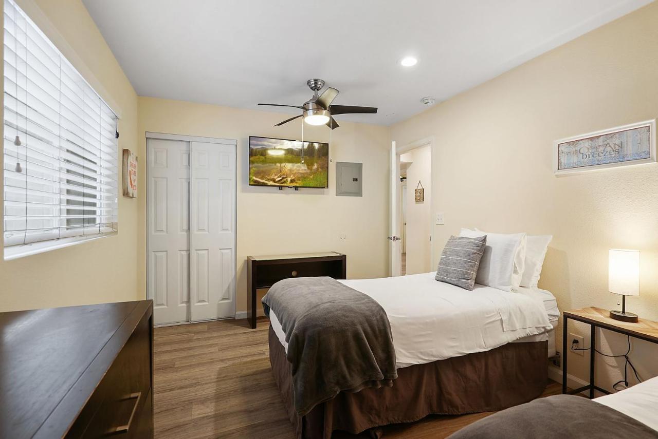 Holiday home Stunning Delight With Hot Tub, Fire Pit, Parking & Walk To Beach! San Diego