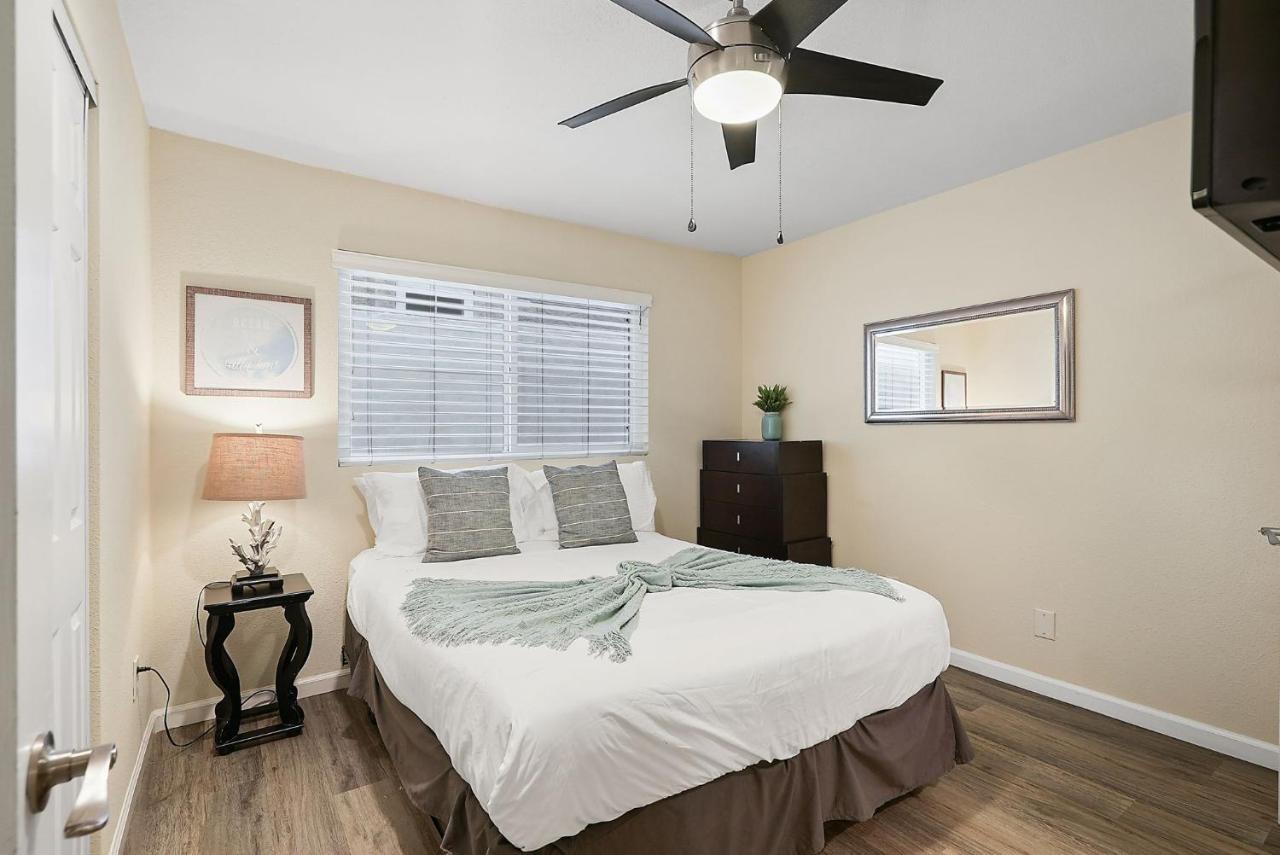 Holiday home Stunning Delight With Hot Tub, Fire Pit, Parking & Walk To Beach! San Diego
