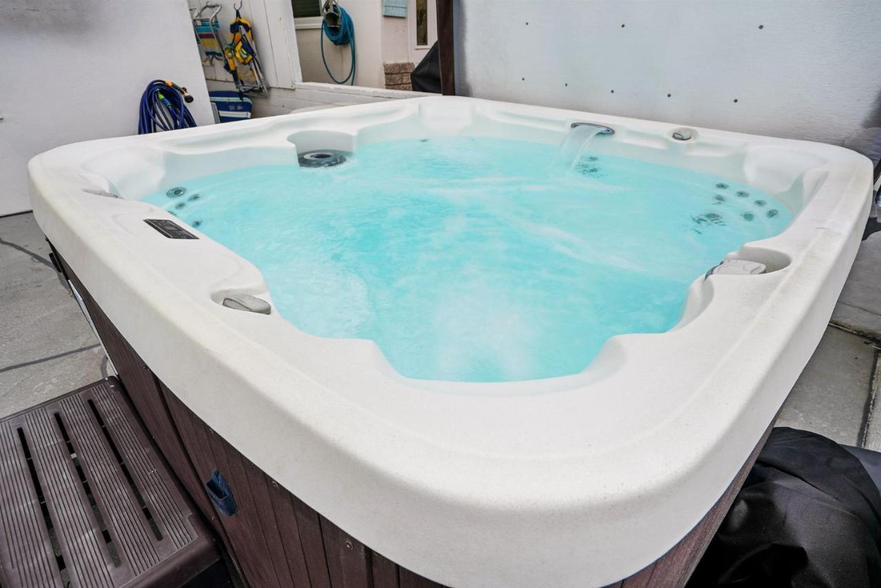 Stunning Delight With Hot Tub, Fire Pit, Parking & Walk To Beach!