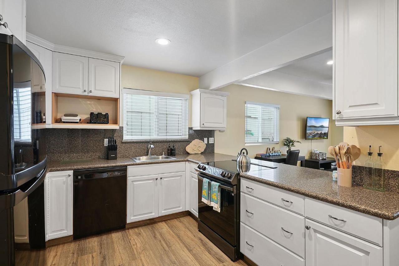 Stunning Delight With Hot Tub, Fire Pit, Parking & Walk To Beach!