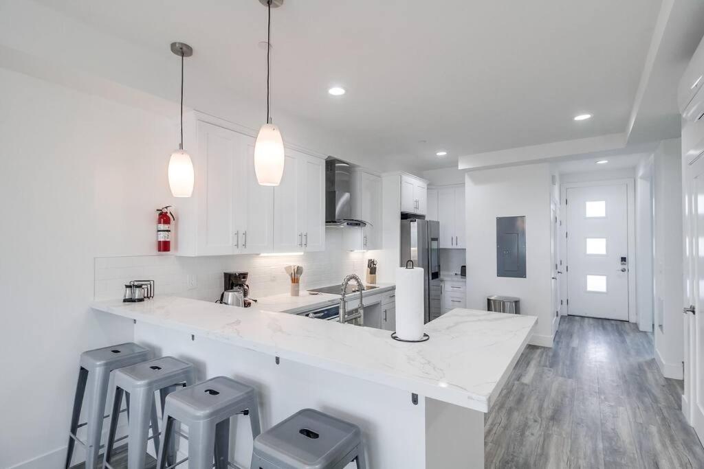Park Blvd Paradise 303 King Bed With A Private Apartment San Diego