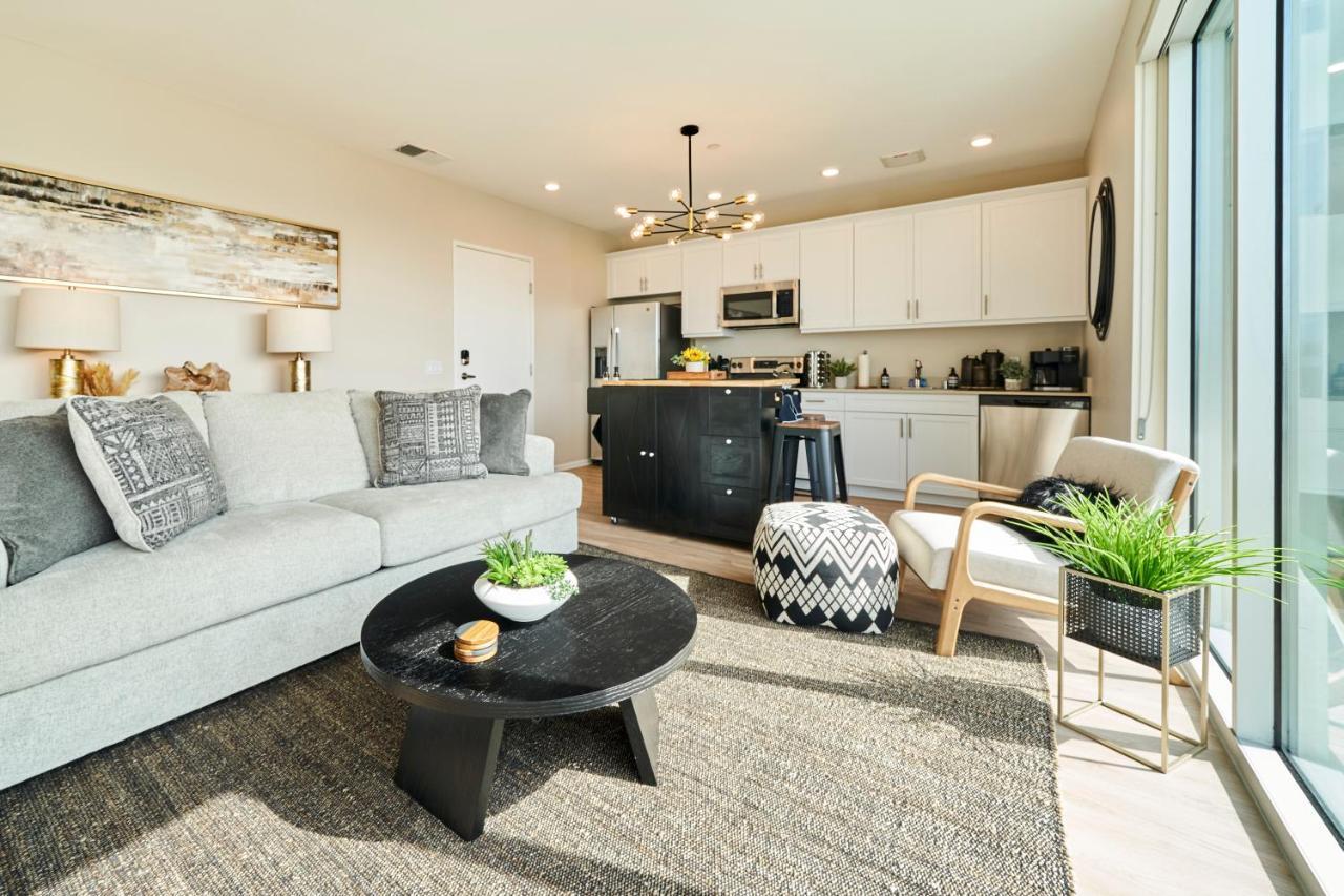 New Organic Modern Luxury 1bd/1ba- Close To Everything! Apartment *