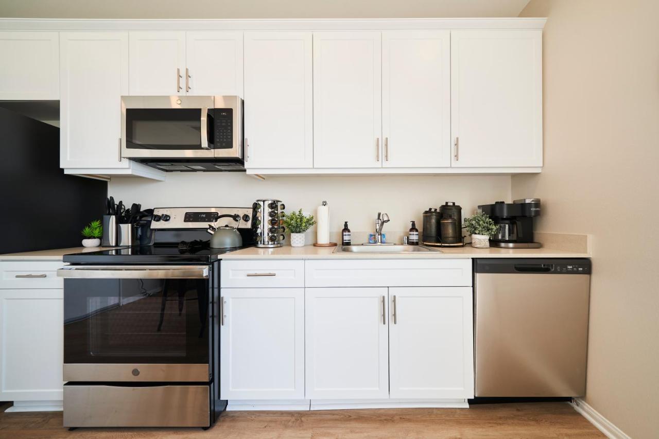 Apartment New Organic Modern Luxury 1bd/1ba- Close To Everything! *