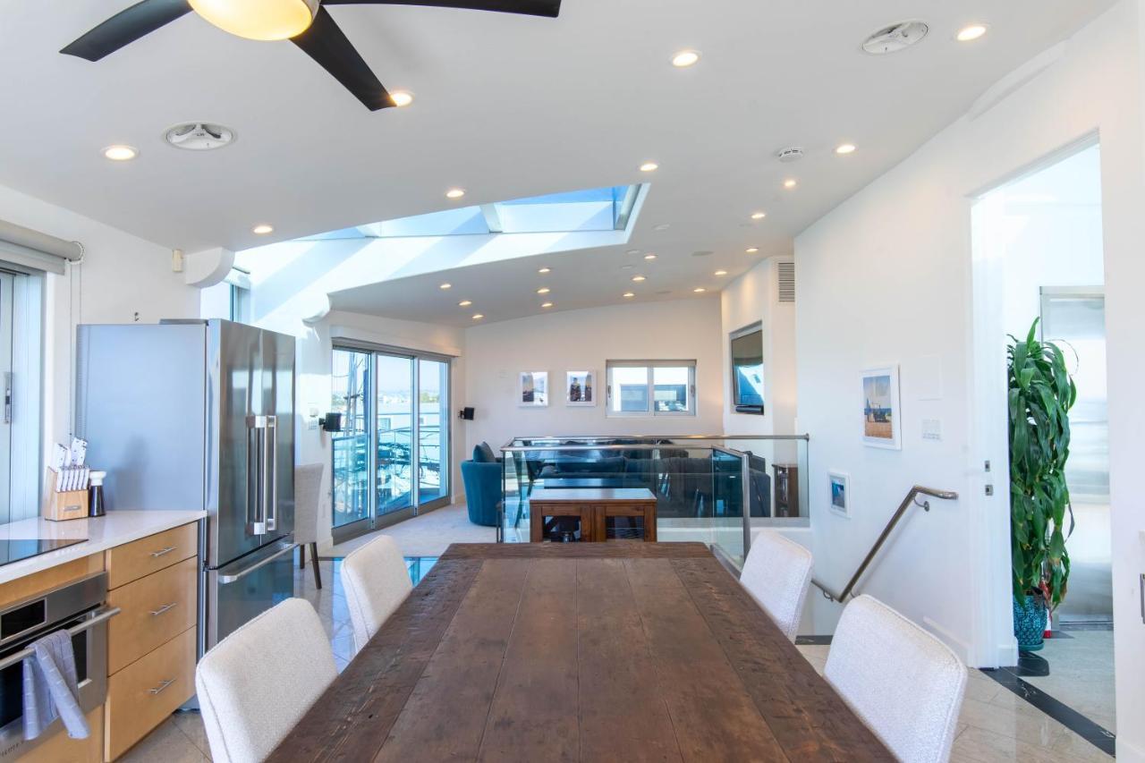 Holiday home Ocean View, Two-level With Stunning View, Decks, Fast Wifi & Fireplace *