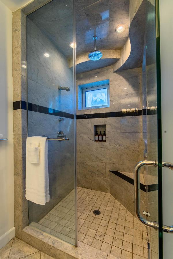Holiday home Ocean View, Two-level With Stunning View, Decks, Fast Wifi & Fireplace *