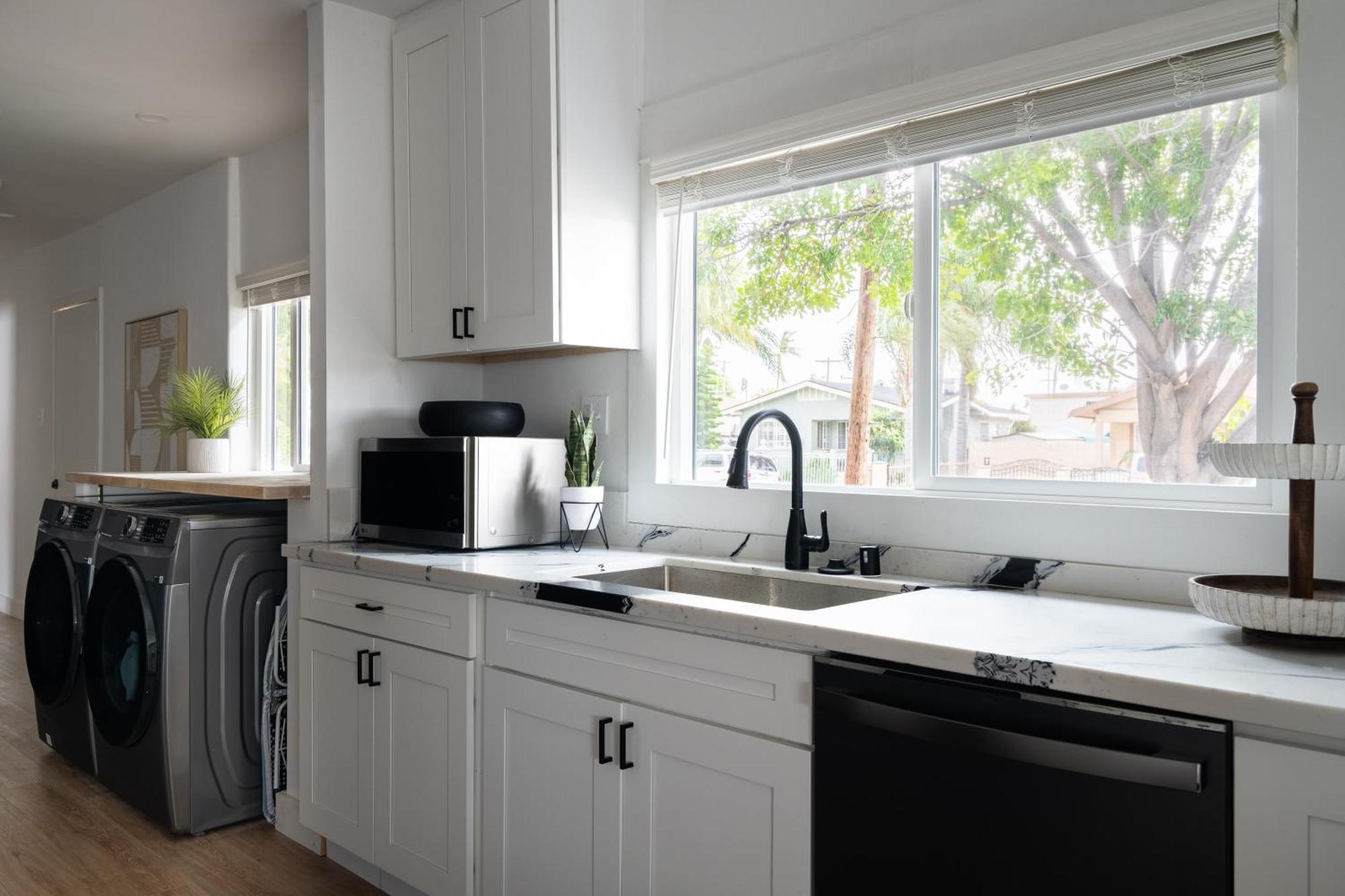*golden Getaway* 5 Beds / 8 Minutes To Downtown *