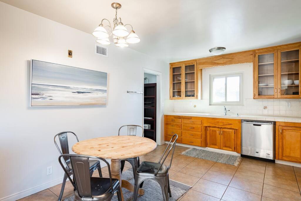 Casa Flora -2br- Free Parking In Little Italy! San Diego