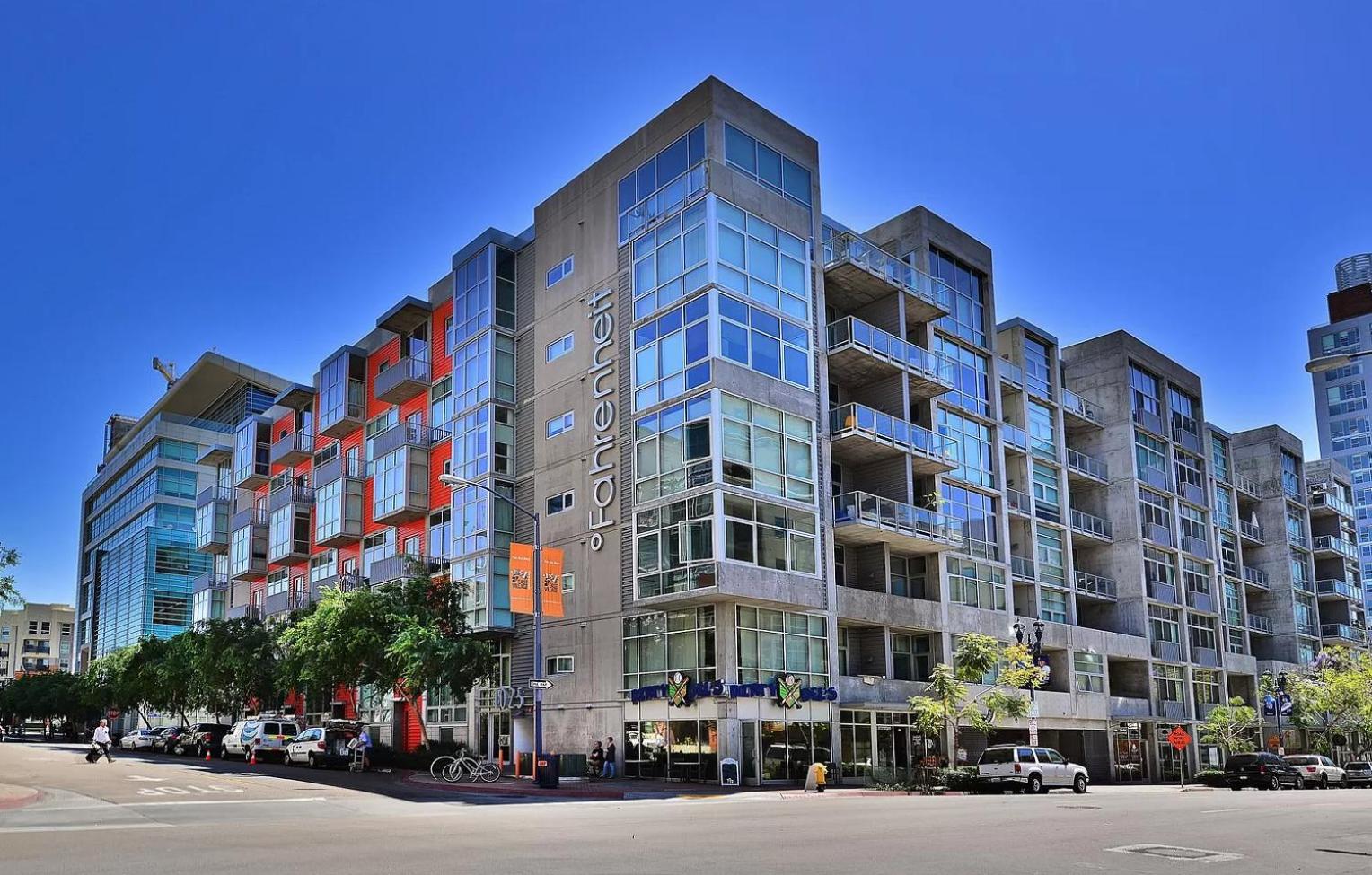 Massive Penthouse Overlooking All Of Apartment *
