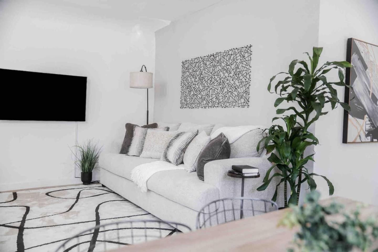 Cozy Private Home, 10-min From Dt, & Parks Apartment *